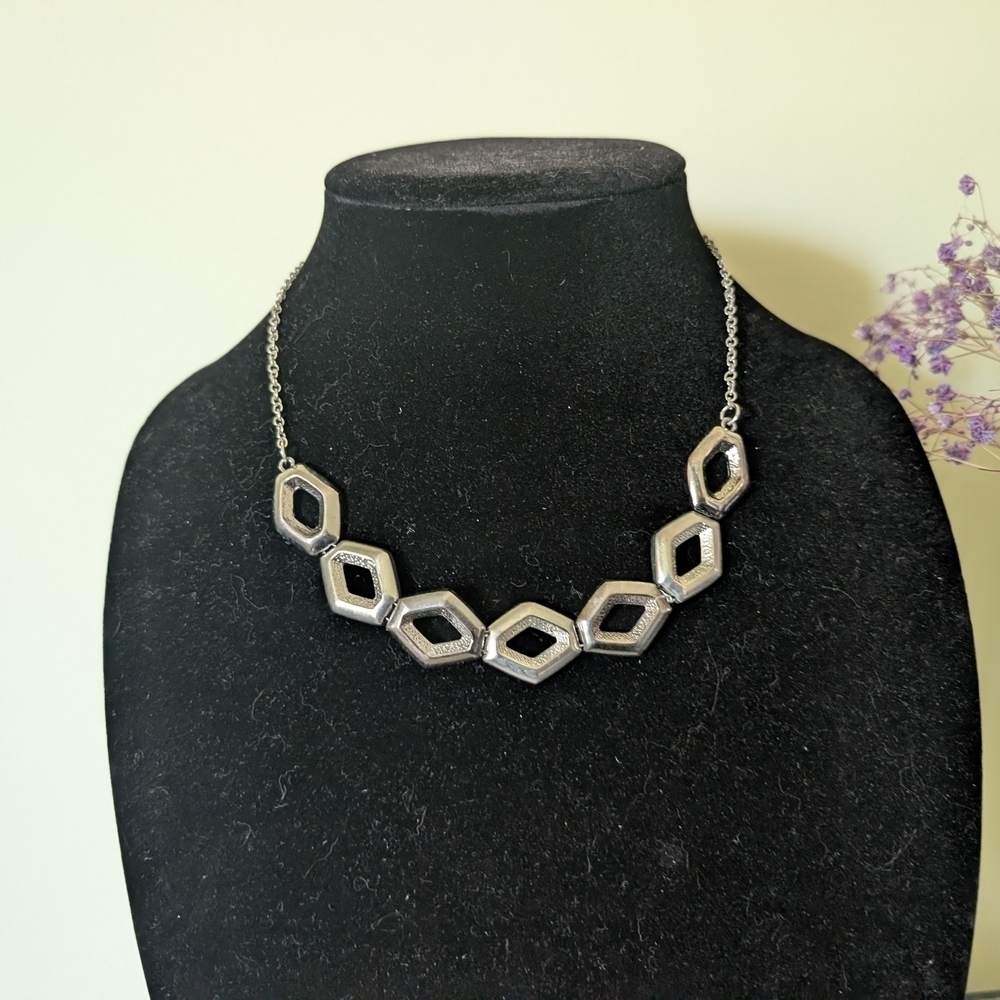 Elegant Silver Geometric Necklace